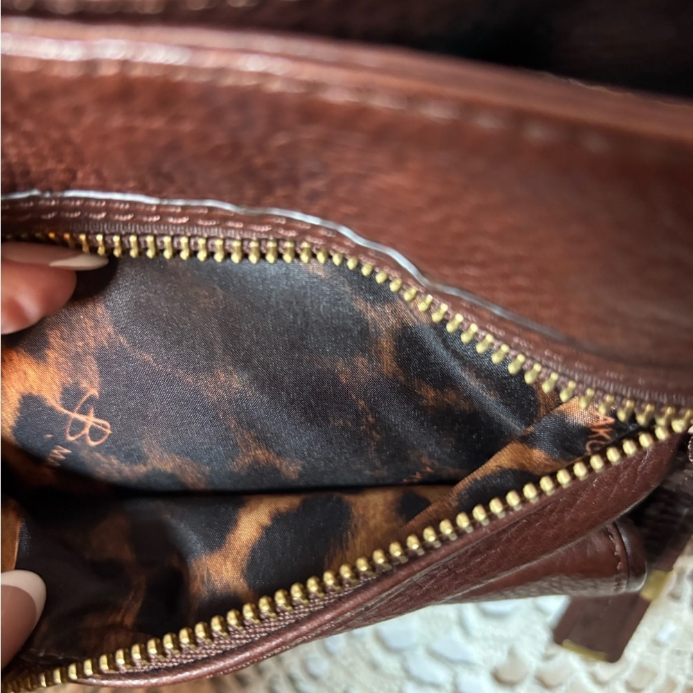 B. Makowsky Elegant Brown Pebbled Leather Crossbody Bag with Gold Details - Picture 6 of 11